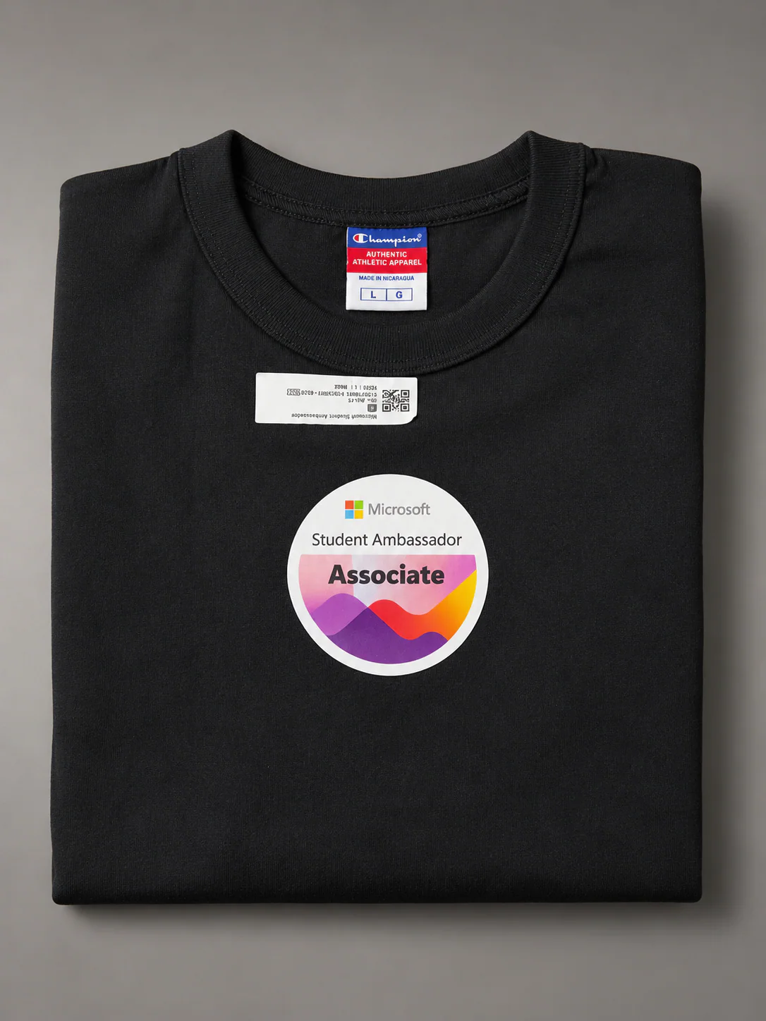 Camiseta preta com o selo Associate Student Ambassador